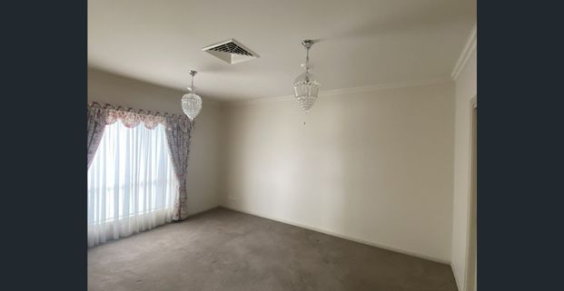 Family-Friendly Home for Rent in Dubbo - Photo 1