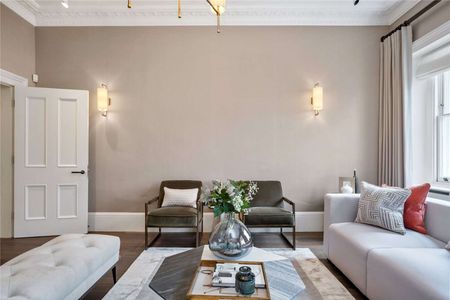 A fantastic three bed maisonette situated in the popular location of Onslow Gardens moments from the local amenities of South Kensington. - Photo 4