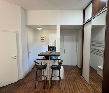 PRENÁJOM ZARIADENEJ GARSÓNKY BRATISLAVA – STARÉ MESTO za 600 EUR/me... – Fotografia 2