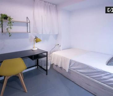 Double bed in Room in a shared 8-bedroom apartment for rent in La X... - Photo 3