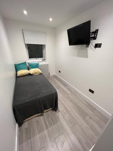 Room in a Shared Flat, Brook Walk, N2 - Photo 3
