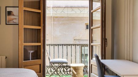 Room in a shared 4-bedroom apartment for rent in El Gòtic. - Photo 4