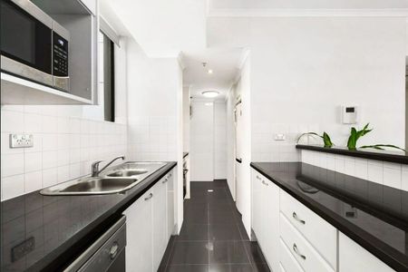 Award-Winning Architectural Apartment with Exclusive Resort Amenities - Photo 3