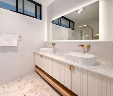 Stunning Near-New Luxury Residence in a Coveted Cul-de-sac - Photo 5