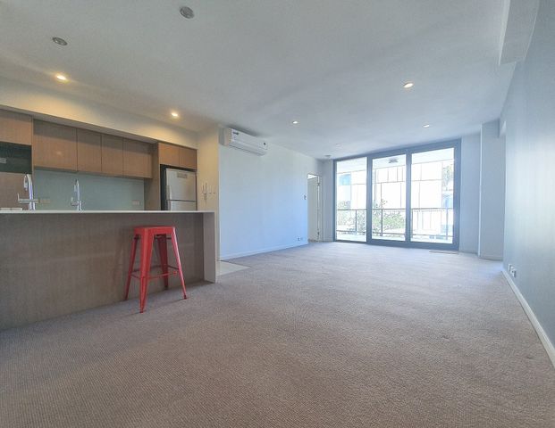 STUNNING TWO BEDROOM APARTMENT IN PRIME LOCATION - Photo 1