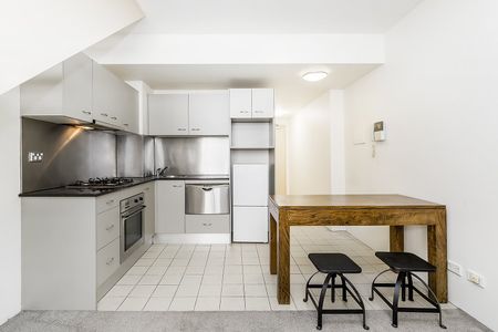 Superb inner city pad with dual balconies – stroll to central station & CBD - Photo 5