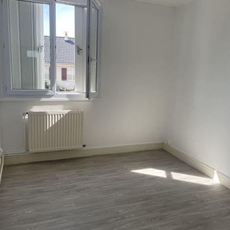 Appartement TYPE 4 AVORD – 68 m² - Photo 3