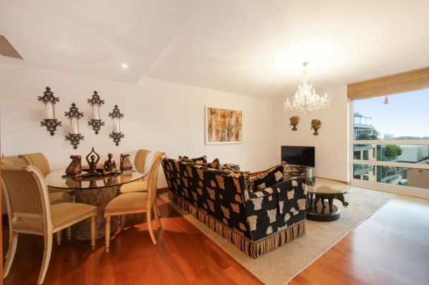 2 bedroom flat in 34 St. Johns Wood Road - Photo 1