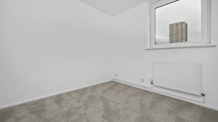 3 bedroom flat to rent - Photo 4