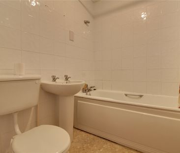 Albert Road, Bagshot, Surrey, GU19 - Photo 4