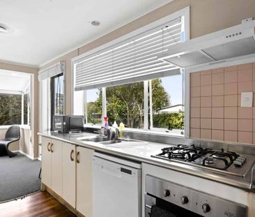 Affordable 4 Bedroom Home in Chartwell - Photo 2