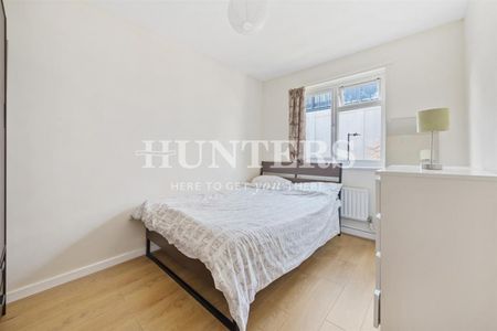 3 bedroom Flat To Let - Photo 3