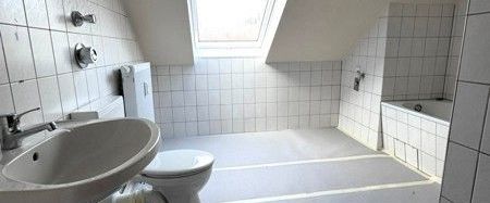 2-Zimmer-Dachgeschosswohnung NUR für 2-Personen Haushalt und ausschließlich mit WBS in ruhiger Lage - Photo 1