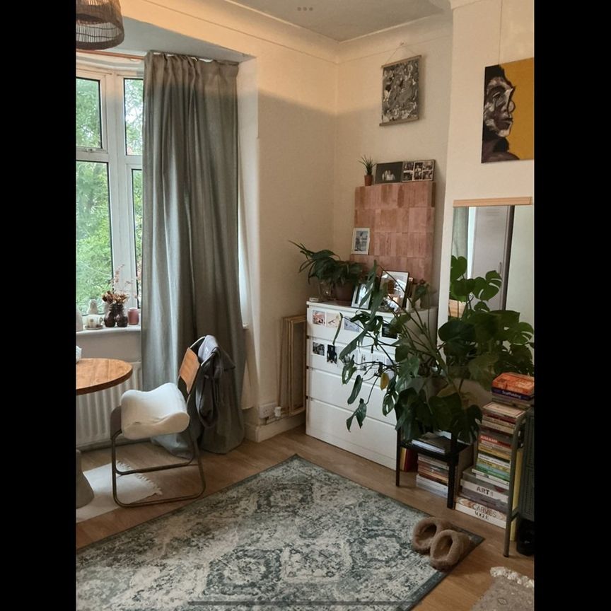 Studio Flat, Baytree Road, SW2 - Photo 1