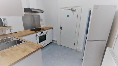 1 bedroom in a house share to rent - Photo 3