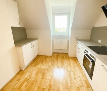 Lichtdurchflutete Dachgeschoßwohnung mit großem Balkon und Einbaukü... - Photo 4