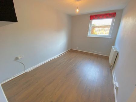 1 Bed Flat, Charlton, SE7 - Photo 2