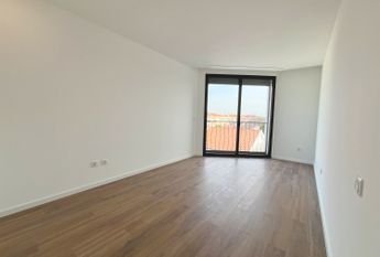 2 bedroom flat like new near the Wisteria Shopping Center!