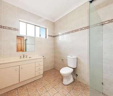 Spacious house with water glimpses - Photo 5