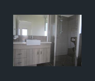 EXECUTIVE HOME WITH FULLY DUCTED A/C - Photo 4