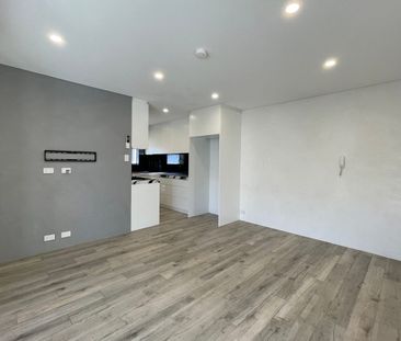 Stunning One Bedroom in Ideal Location - Photo 2