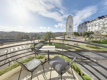 Situation privilégiée face aux Pyrénées en Hyper Centre pour ce sublime T3 meublé tout équipé avec balcons et parking privé sécurisé, - Photo 2