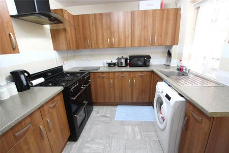 4 bedroom end of terrace house to rent - Photo 2