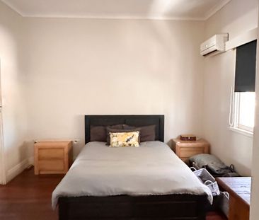 Modern furnished character home - Photo 3