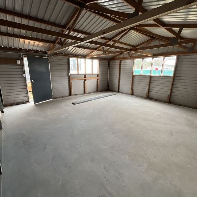 Newly Renovated 3 bedroom + Garage close to town - Photo 1