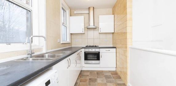 Modern Apartment - Photo 2