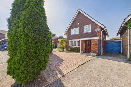 4 bedroom House in Welby Crescent, Wokingham - Photo 3