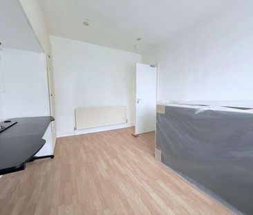 Surbiton, Surrey, KT5 - Photo 2