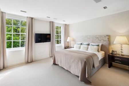 Recently renovated two-bedroom apartment in Knightsbridge - Photo 2