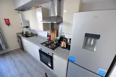 3 bedroom Flat in Brudenell Mount, Leeds - Photo 1