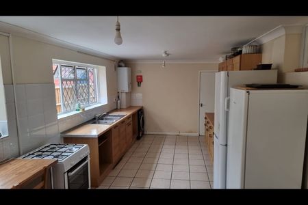 Room in a Shared House, Milton Road, SO15 - Photo 4