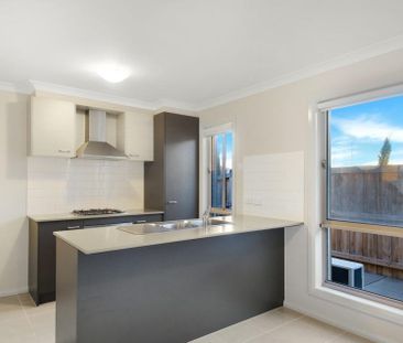 Modern 3 Bedroom Home in Tarneit - Photo 2