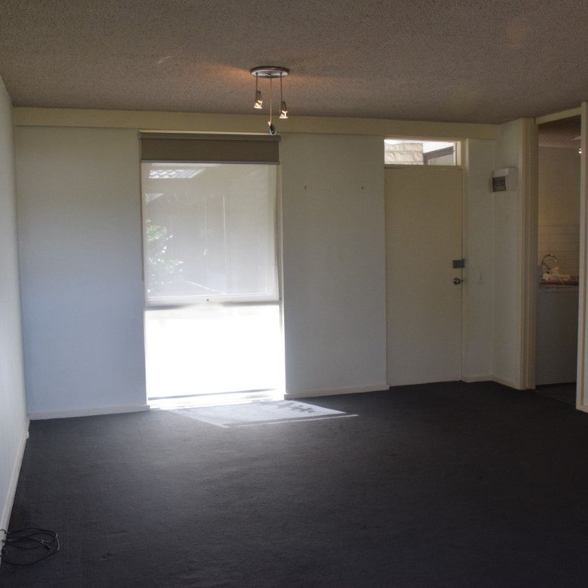 PERFECTLY POSITIONED AND GENEROUSLY SIZED 3 BEDROOM APARTMENT - Photo 1