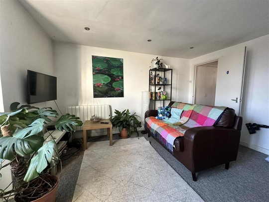 House to rent - Photo 1