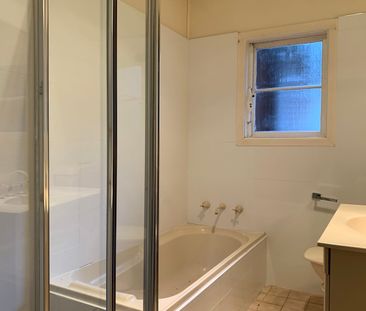 Spacious 4 Bedroom House with Expansive Garden - Photo 6