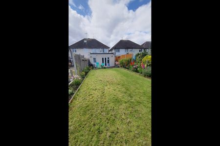 3 Bed Semi-Detached House, Dickens Avenue, N3 - Photo 2