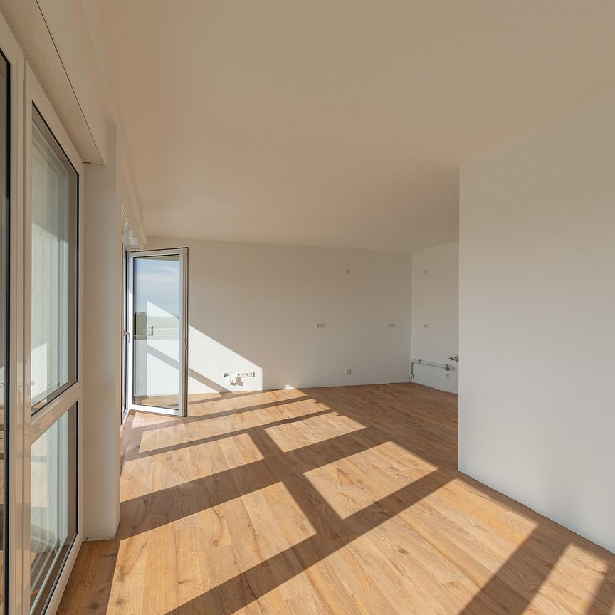 WOHNEN MIT CHARME // Geräumige Etagenwohnung mit Balkon, Fußbodenheizung und Aufzug - Photo 1