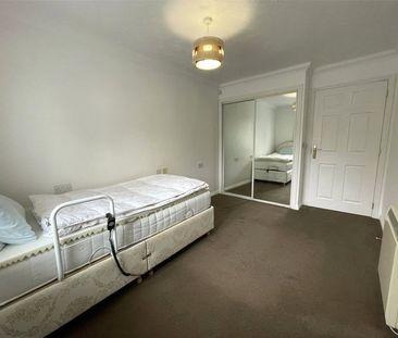 Victoria Road, Farnborough, Hampshire, GU14 - Photo 6