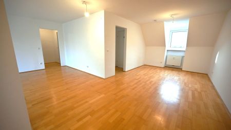 Amerikanischer Grundriss: geräumige Dachgeschosswohnung in Linz mit Balkon und Parkplatz - Photo 4