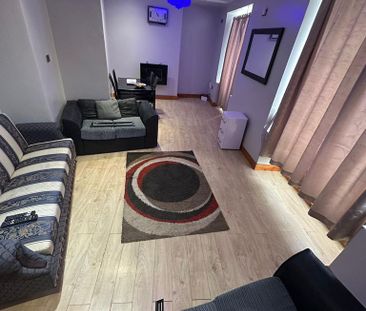 5 bedroom semi-detached house to rent - Photo 2