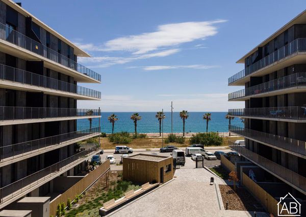 Beautiful 3 Bedroom Apartment with Communal Pool, next to the Sea in Badalona