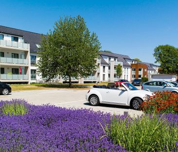 Exklusive Wohnung mit Einbauküche, Design-Bodenbelag und Stellplatz - Photo 1