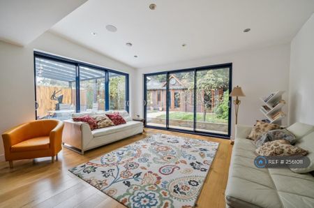 4 bedroom detached house to rent - Photo 2