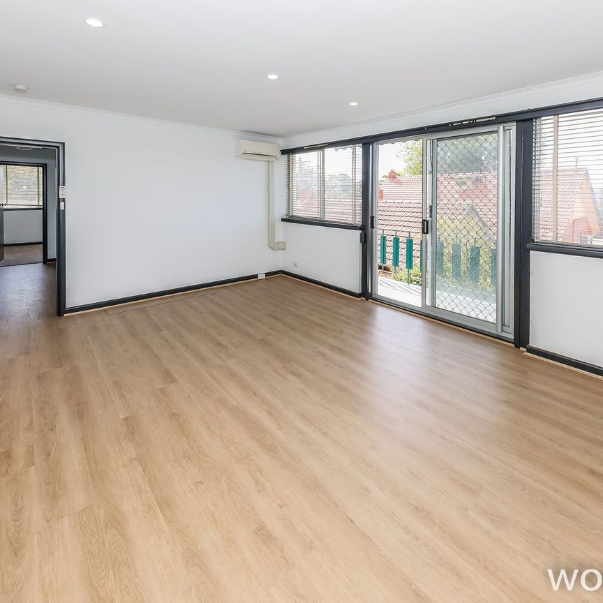 Light-Filled Two Bedroom Apartment – Recently Updated - Photo 1