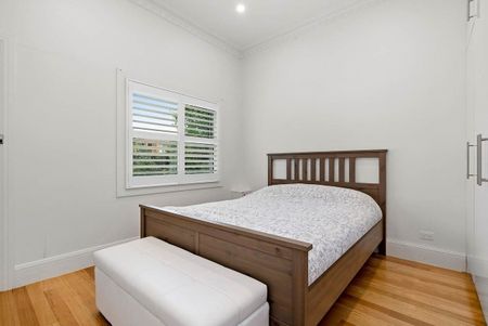 For Lease – Charming Beachside Cottage with Home Office Potential - Photo 4