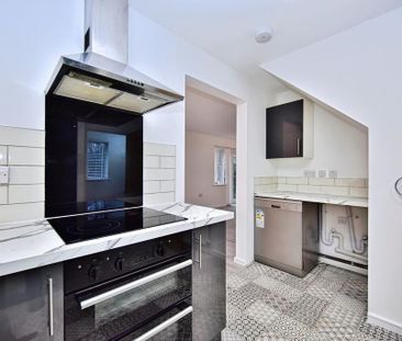 4 bedroom detached house to rent - Photo 2